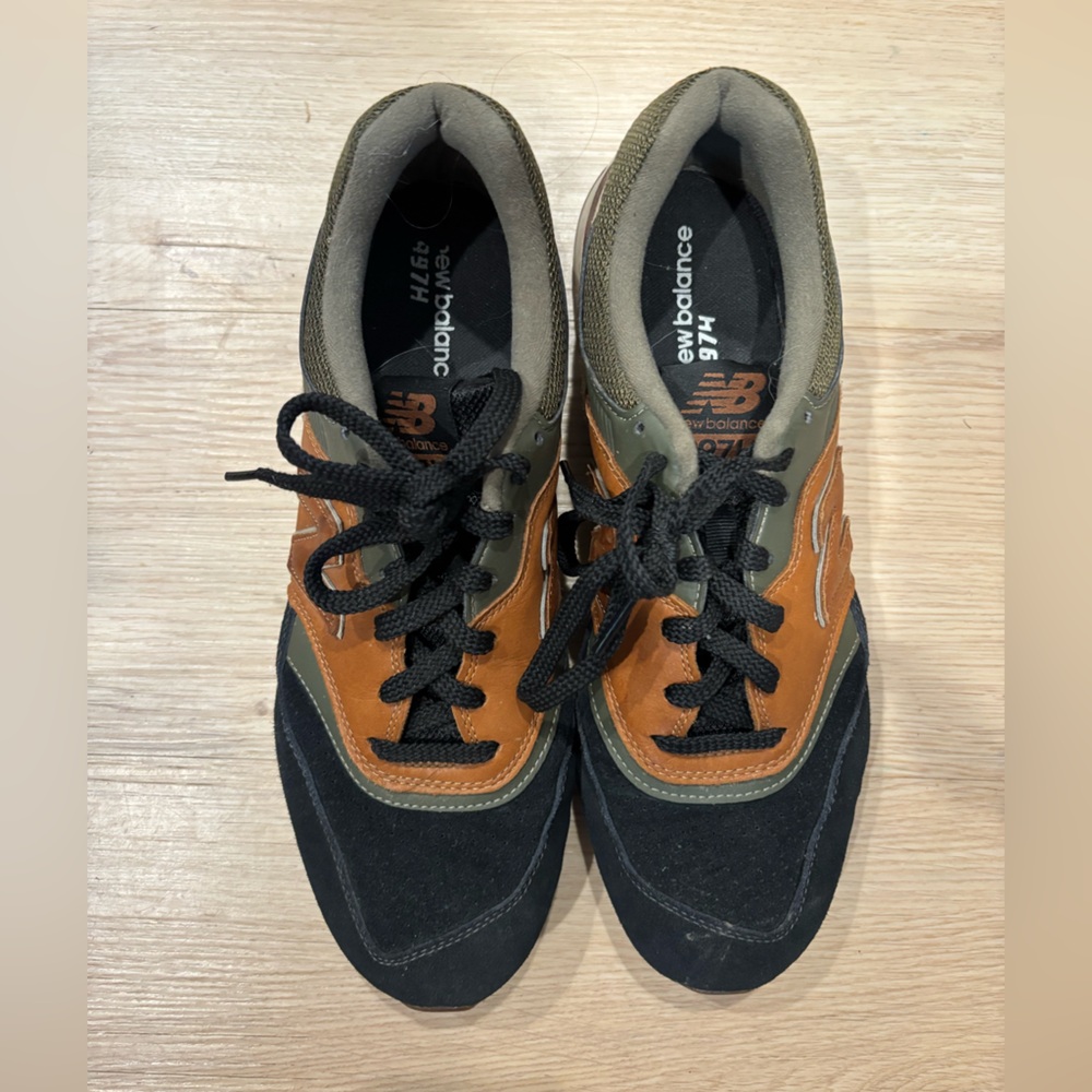 New Balance Men's 10.5 Black and Tan Sneakers